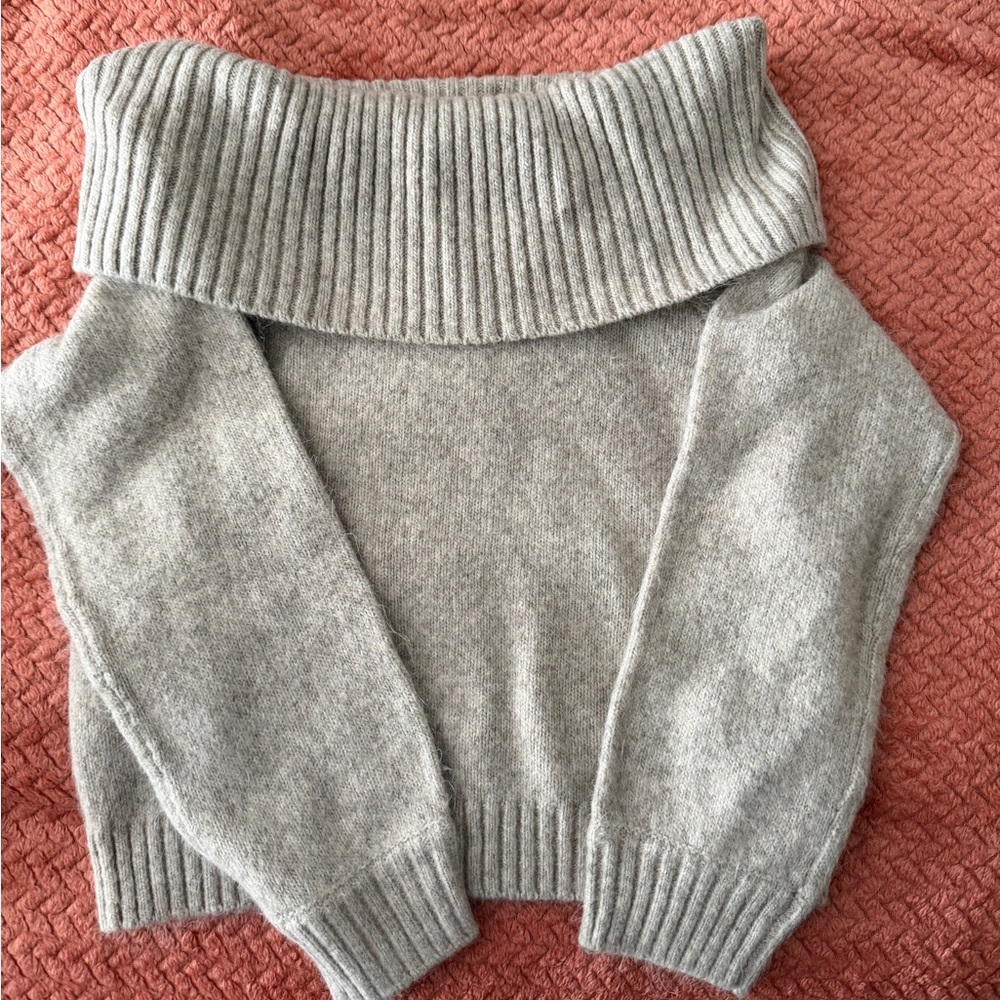 Abercrombie & Fitch Light Gray Off-Shoulder Sweater